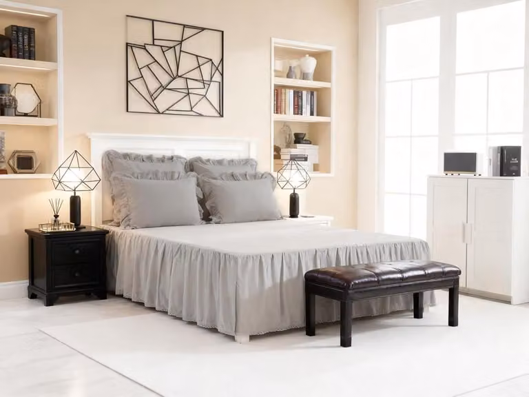 Lichtgrijze bedrok met ruches en gehaakte kanten rand, Queen 18 inch drop