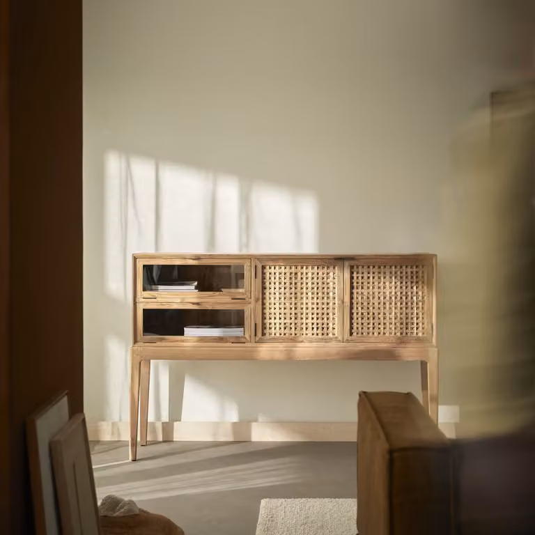 Tikamoon Buffetkast met glazen deuren en rattan, Teak, Bruin, B/D/H: 150 x 45 x 76 cm