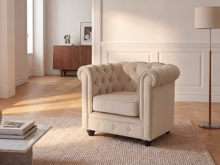 Beige velours Chesterfield fauteuil met armleuningen