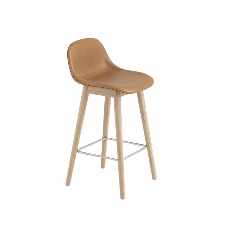 Muuto Fiber barkruk met ruggensteun, Leer refine cognac, eikenhouten poten, Hoogte: 65 cm