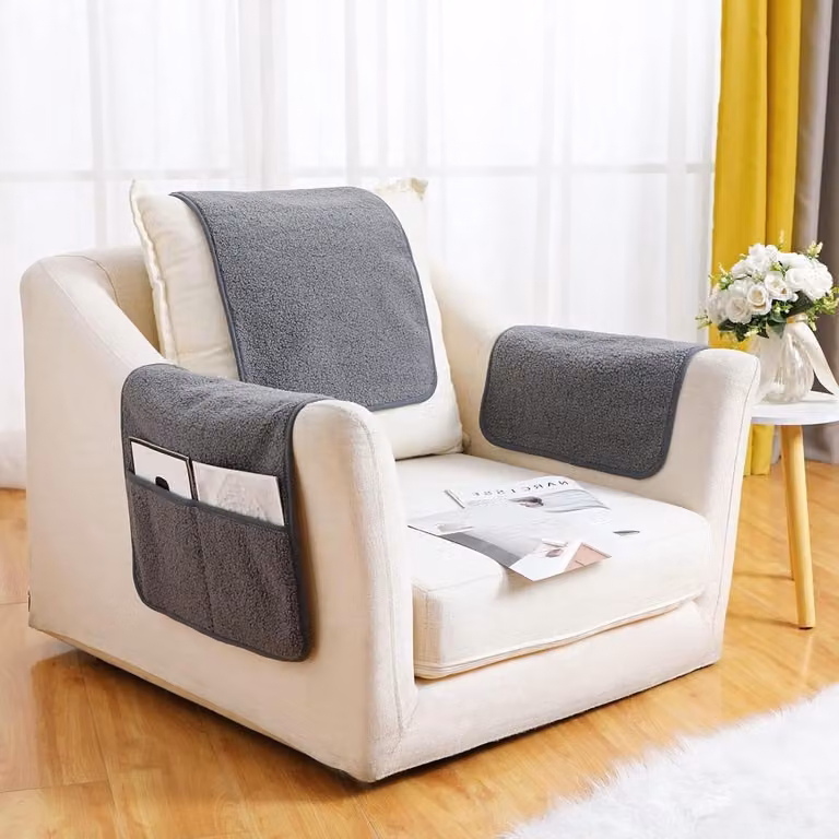 Lichtgrijze fauteuilhoezen met opbergvak voor het beschermen van je meubels, 58 x 37 cm