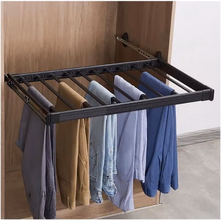 Uittrekbaar broekrek zwart voor in de garderobe met een diepte van 48 cm of meer