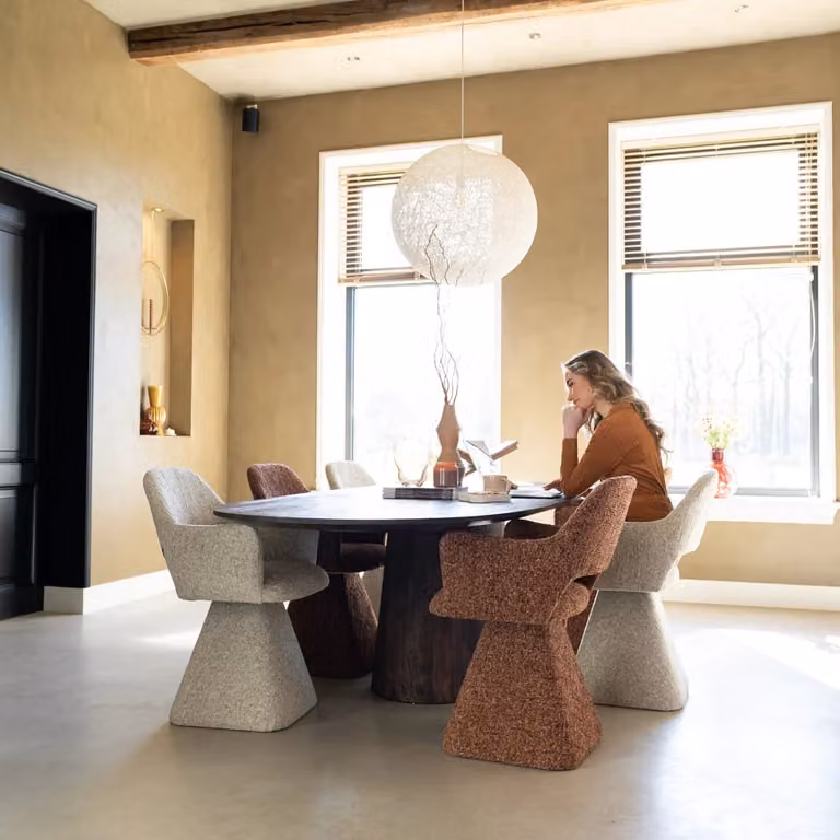 Draaibare eetkamerstoel Josh met armleuningen in beige chenille