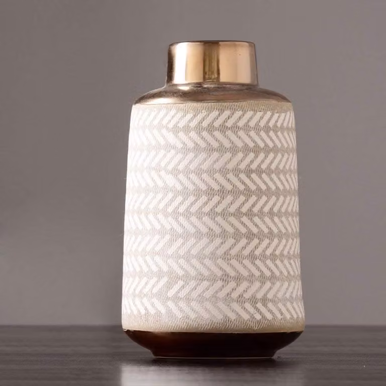 Keramische Vaas in Goud - Modern Minimalistische Decoratie - Hoogte: 17 cm, Breedte: 5 cm, Diepte: 3 cm