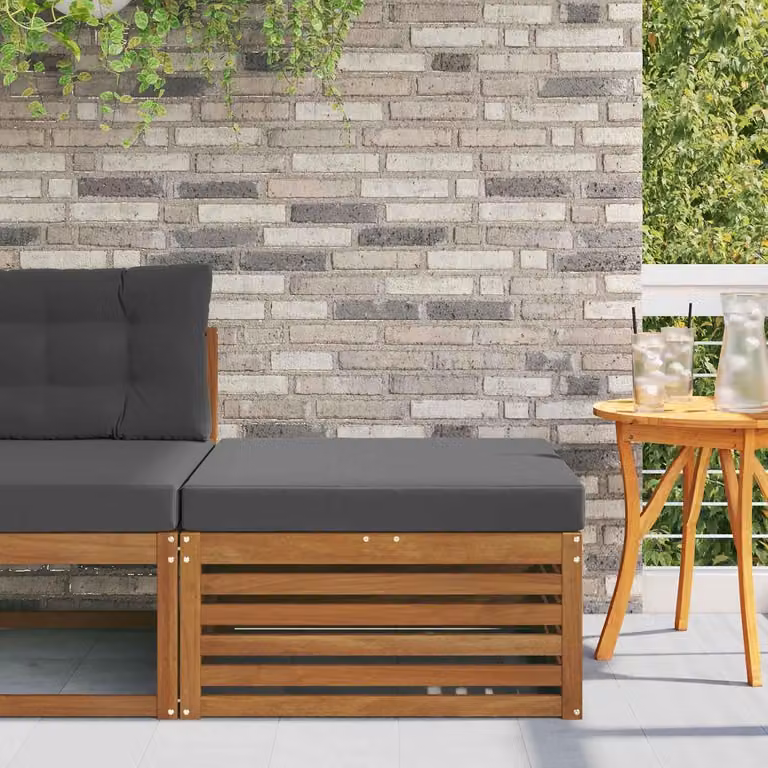 Voetenbank van massief acaciahout in natuur met modern lamellendesign voor in de tuin of op het terras
