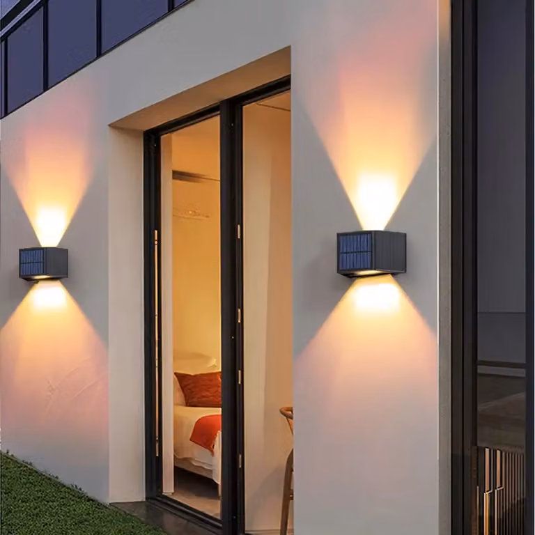 Set van 2 moderne zwarte solar buitenwandlampen met warmwitte LED en up-down lichteffect voor in de tuin of op het terras