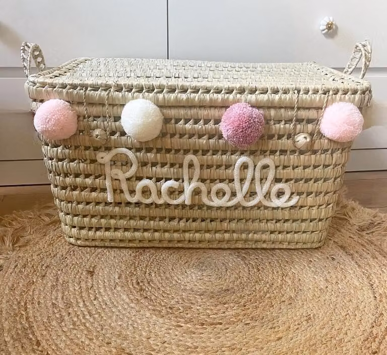 Gepersonaliseerde handgemaakte rieten opbergmand van Little G met pompon en handvatten voor de kinderkamer