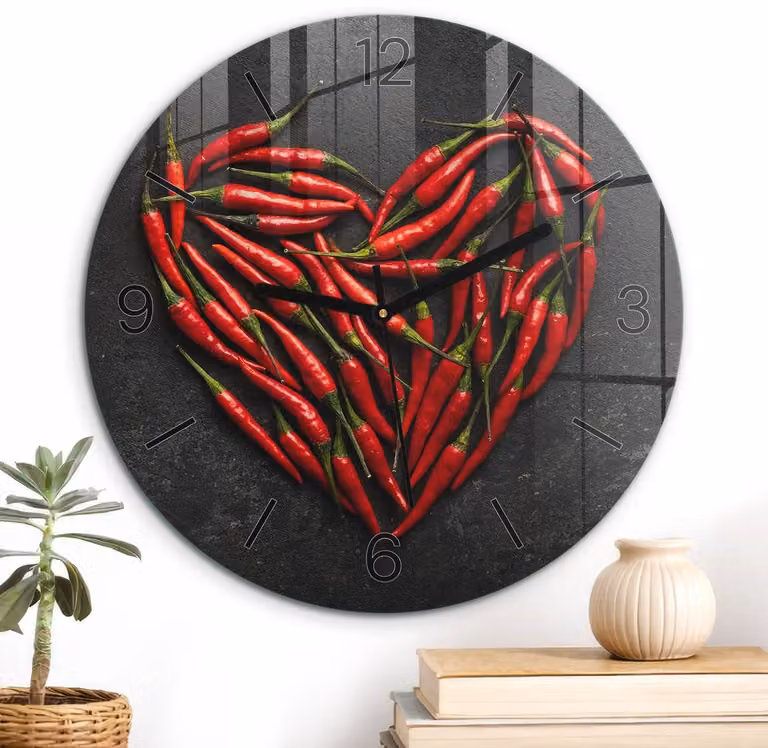 ArtPrintCave Zwarte Glazen Wandklok Chili Hart - Ronde Muurklok met Zwarte Wijzers - Diameter: 30 cm