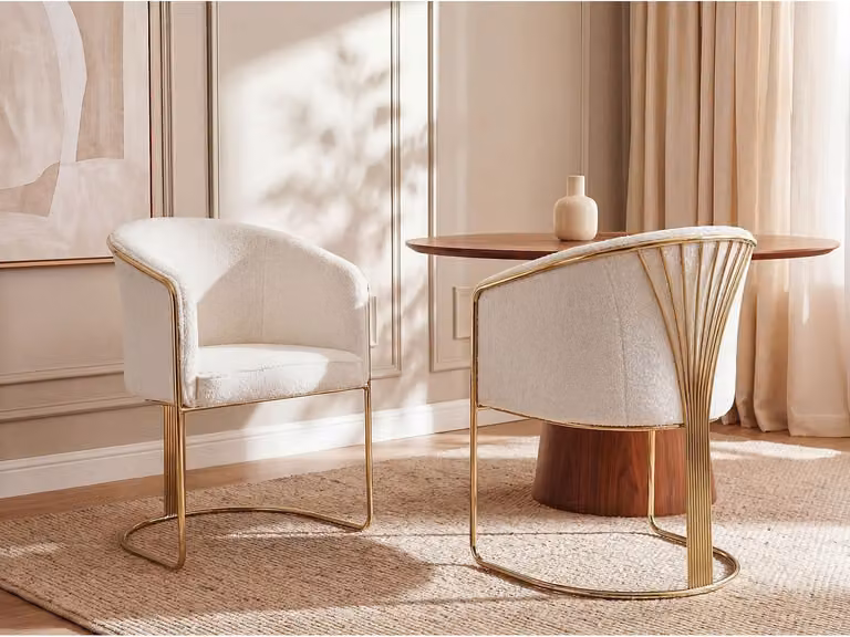 Set van 6 JOSETHE eetkamerstoelen met armleuningen in witte boucléstof en goudkleurig metaal - B/D/H: 52,5 x 62 x 82,5 cm
