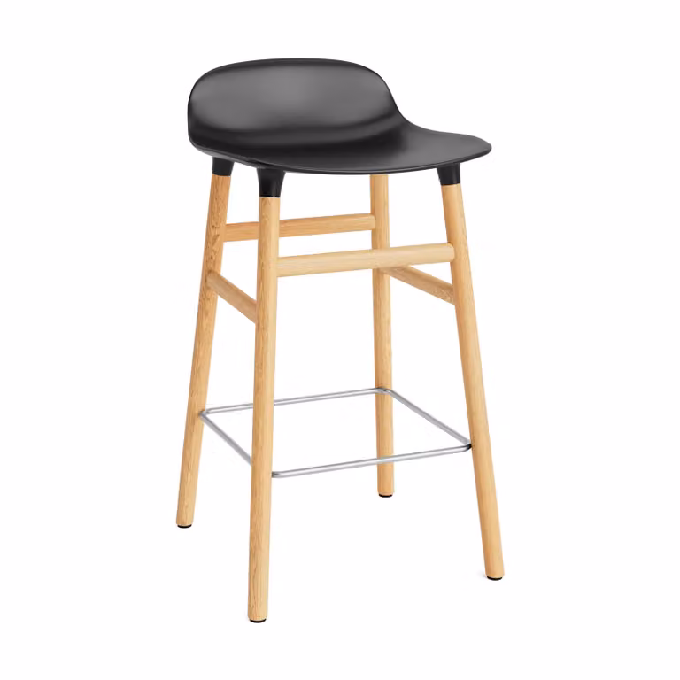 Normann Copenhagen Form barkruk met eiken poten en zwart zitvlak