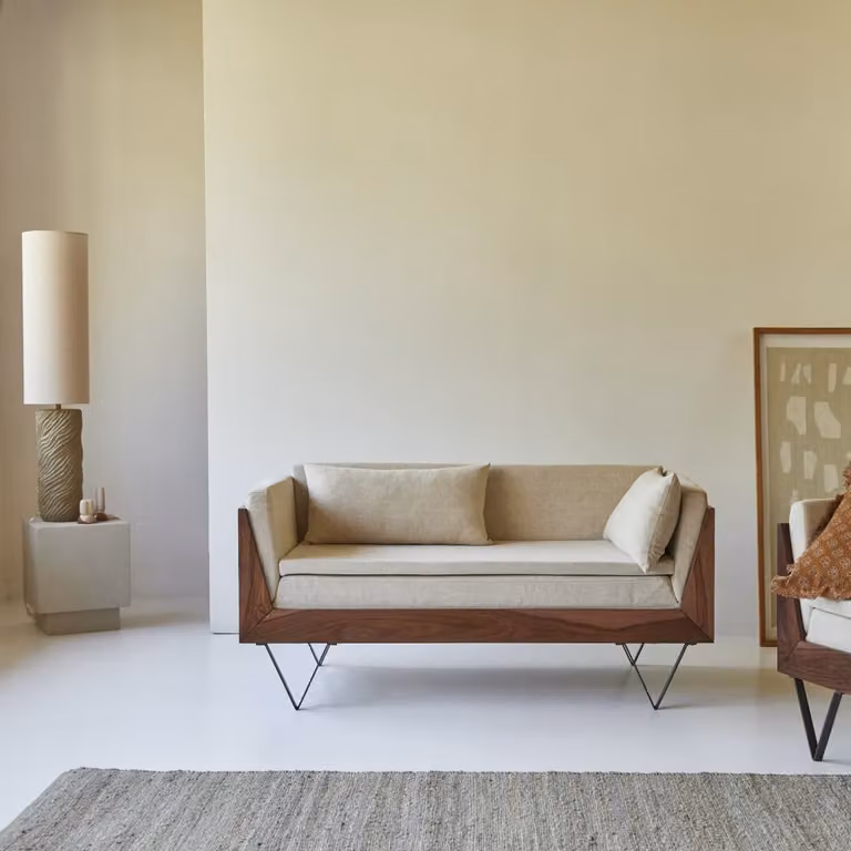 Tikamoon Metric 2-zitsbank van massief palissander met beige stoffen bekleding