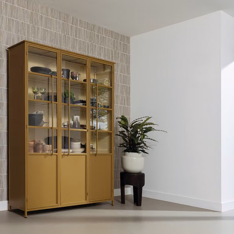 home24 Vitrinekast van glas en metaal, geel/kerriegeel, Breedte: 140 cm