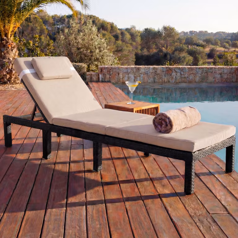 Mendler Poly-Rattan ligbed HWC-A51 relaxstoel in bruin met crème kussens