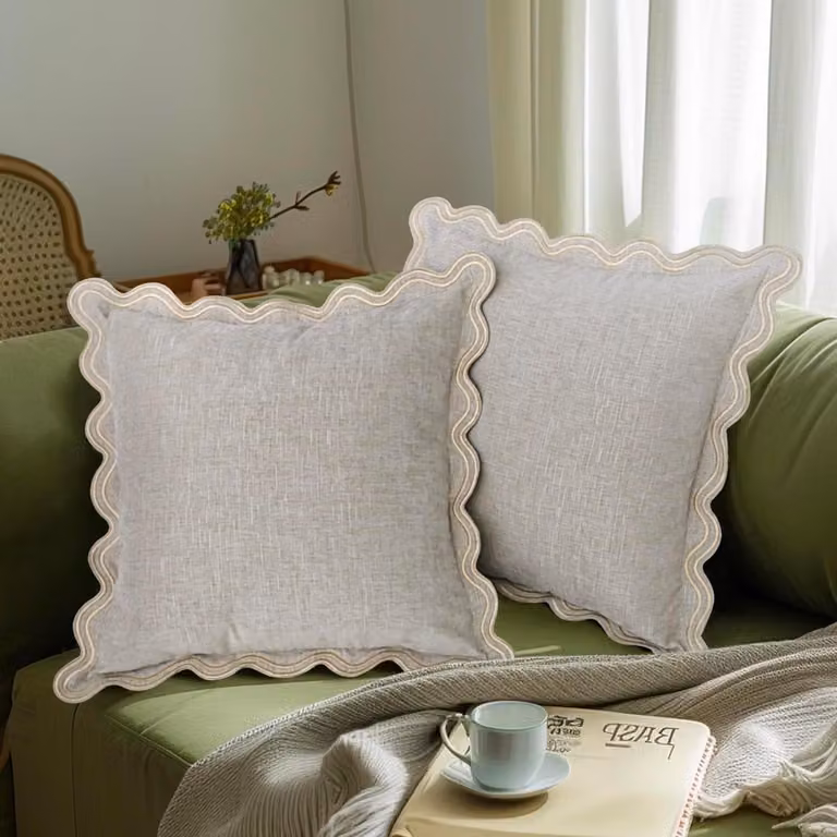 Chenille Sierkussensloop met Geborduurde Golvende Rand - Amandel Beige - 45 x 45 cm