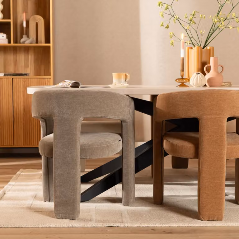 Scandinavische eetkamerstoel Bibi met armleuningen, chenille, beige