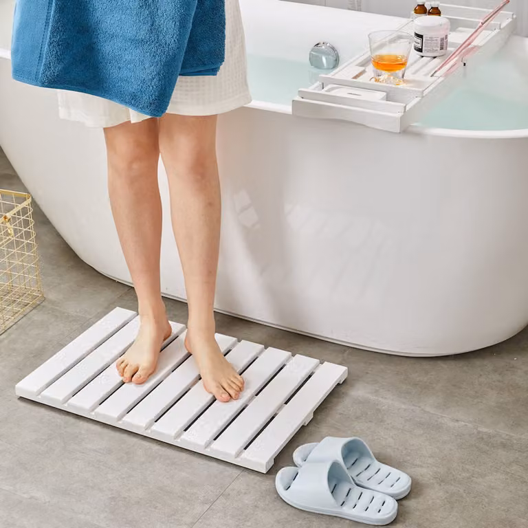 Witte bamboe badmat en douchemat met antislip voor in de badkamer of sauna