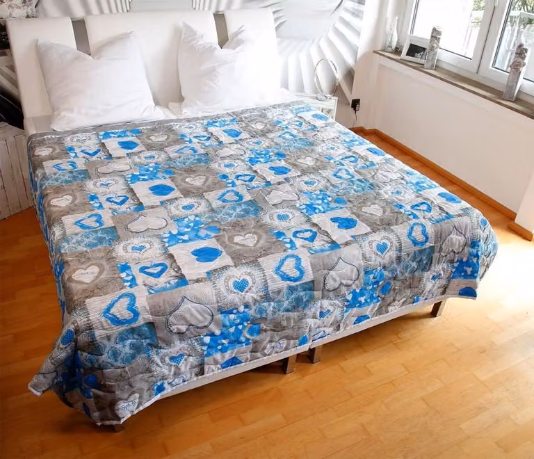 Blauwe gewatteerde bedsprei met omkeerbaar geruit design, 220 x 240 cm