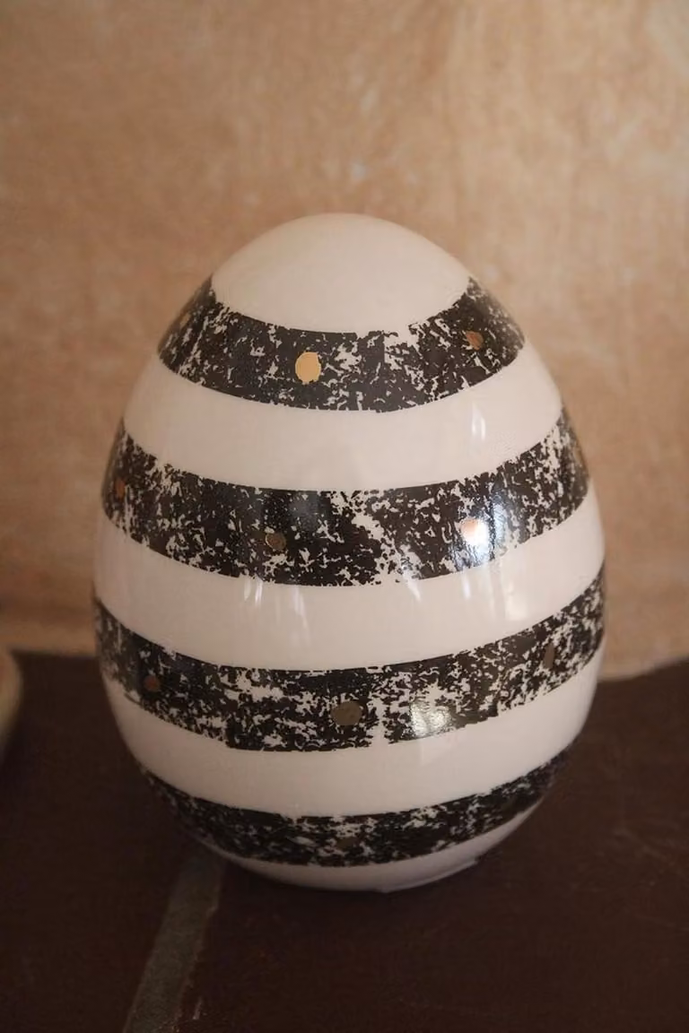 Keramisch Paasei Decoratie met Gouden Stippen - Zwart Wit - Hoogte: 11,5 cm