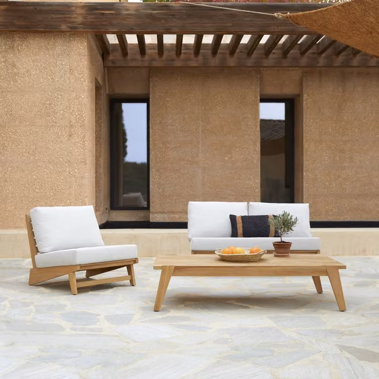 Tikamoon Olia loungeset van massief teak met witte kussens voor tuin en woonkamer