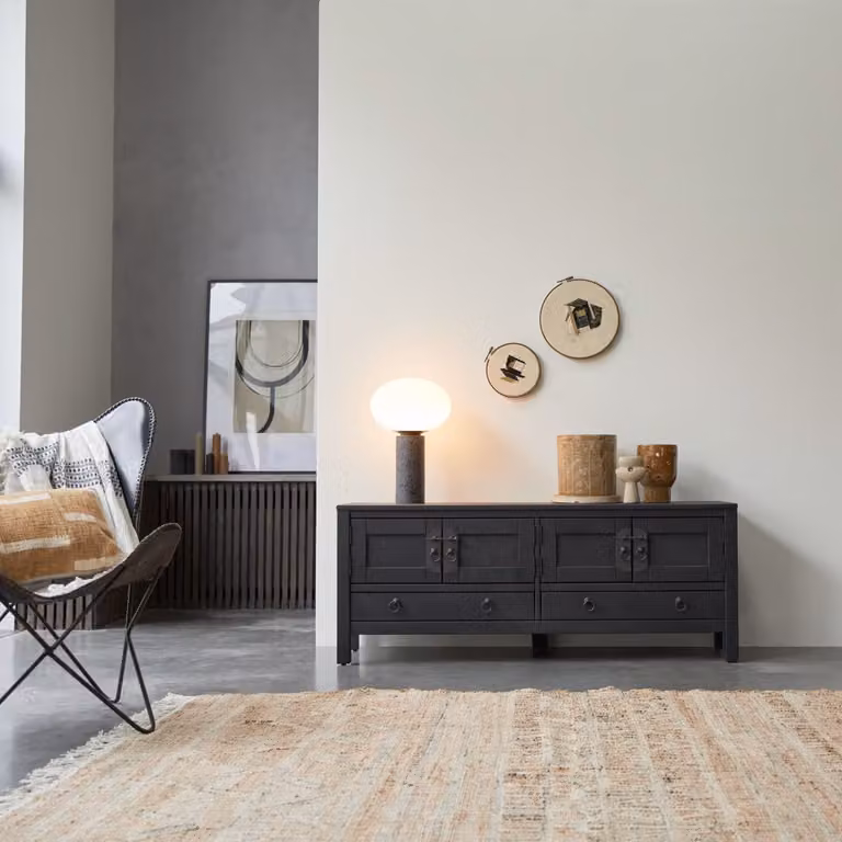Tikamoon Thaki Black tv-meubel van massief grenenhout - Zwart - B: 140 cm, D: 55 cm, H: 55 cm
