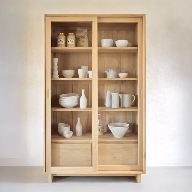 Ethnicraft Vitrinekast Wave van geolied eikenhout met glazen deuren, B: 110 cm, H: 183 cm, D: 116 cm, Naturel