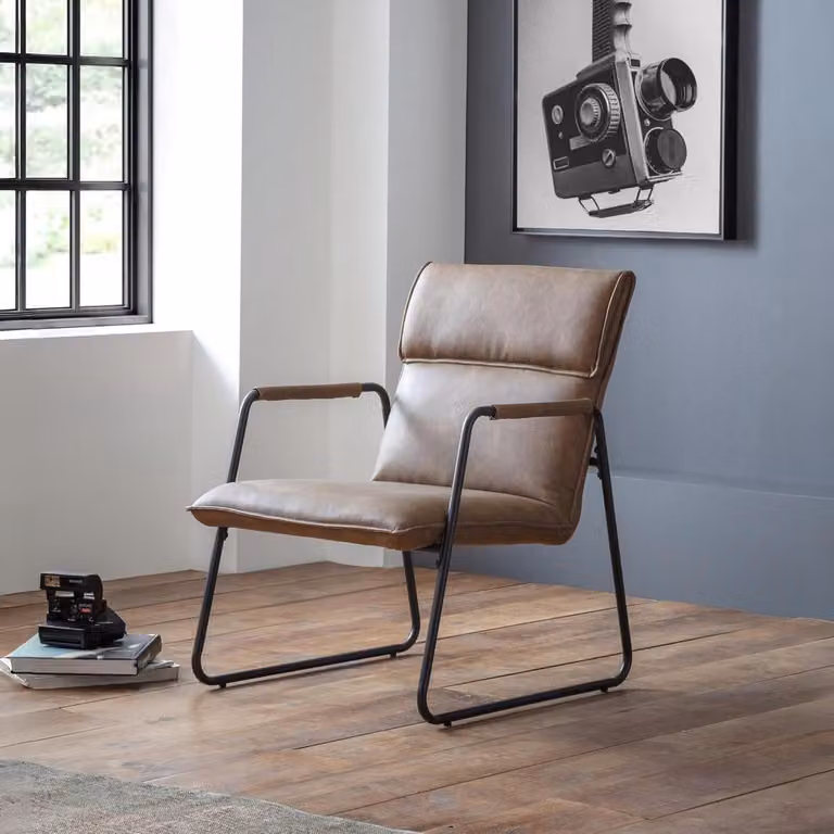 Comfortabele Leunstoel in Bruin Kunstleer met Gevoerde Hoofdsteun - Hoogte: 82 cm