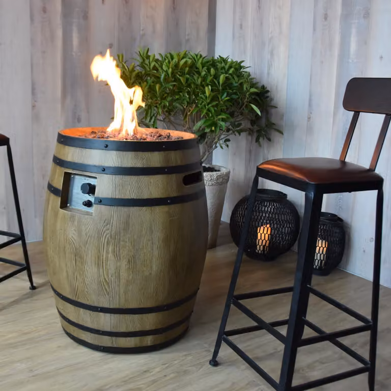 Elementi Gasvuurplaats Porvoo met houten vat uitstraling