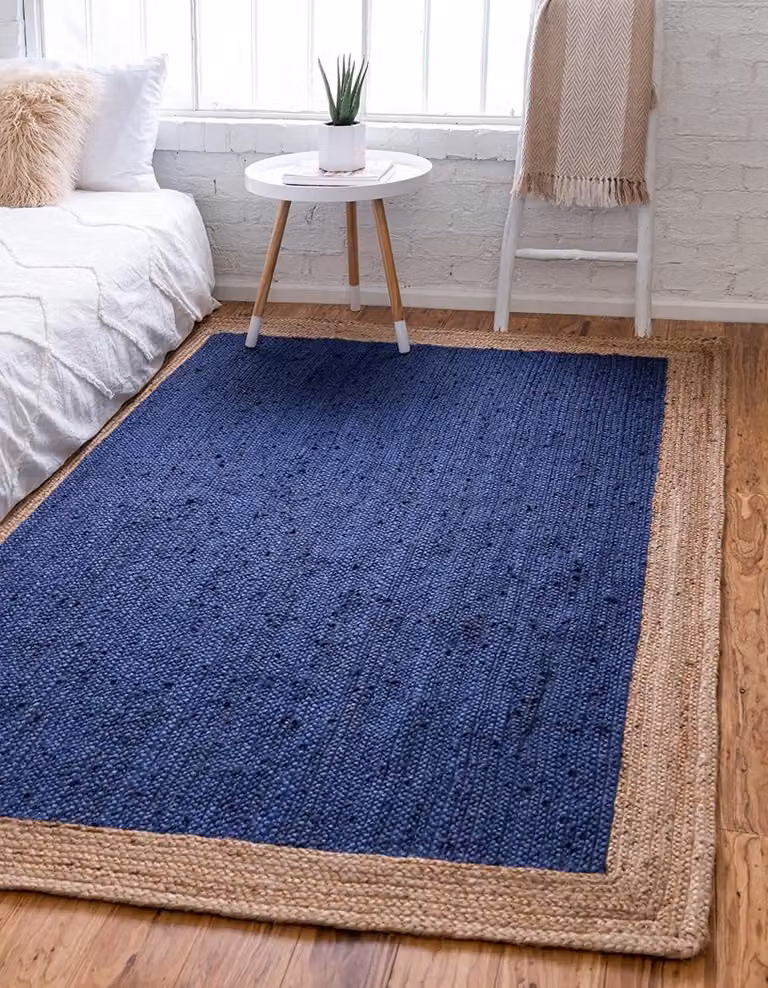 Handgeweven vierkant jute vloerkleed in natuurlijk/marineblauw met effen kleur