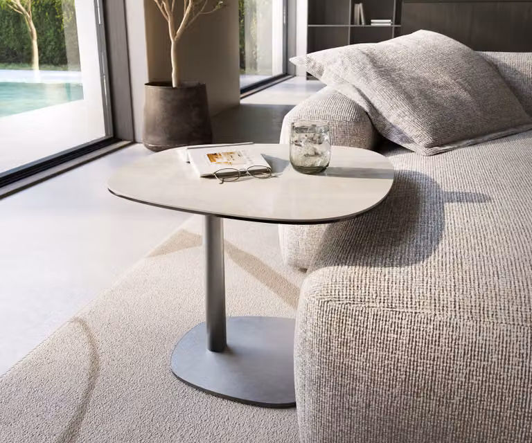 DELIFE Bijzettafel Edge Onyx Champagne, Keramiek en Geborsteld Roestvrij Staal, Beige/Zilver, B: 60 cm, D: 60 cm, H: 42 cm