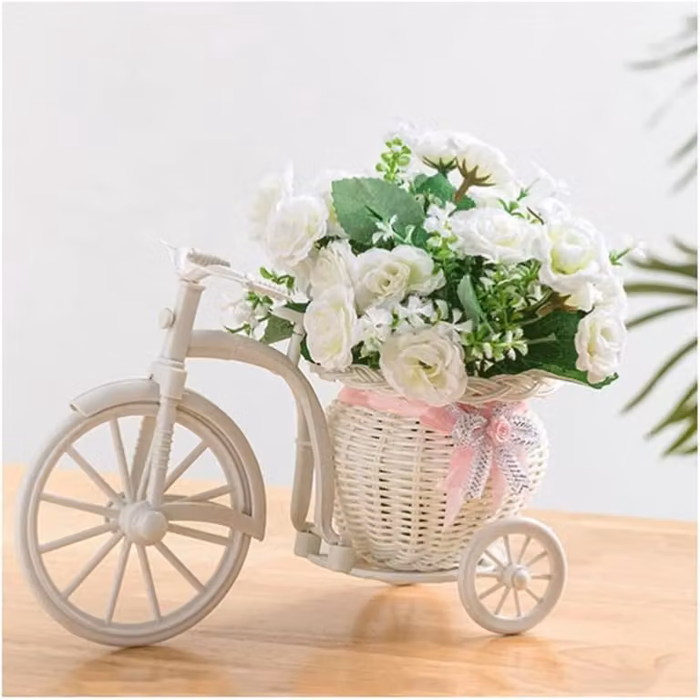 Diverse kunstbloemen met mand voor decoratie in meerdere kleuren