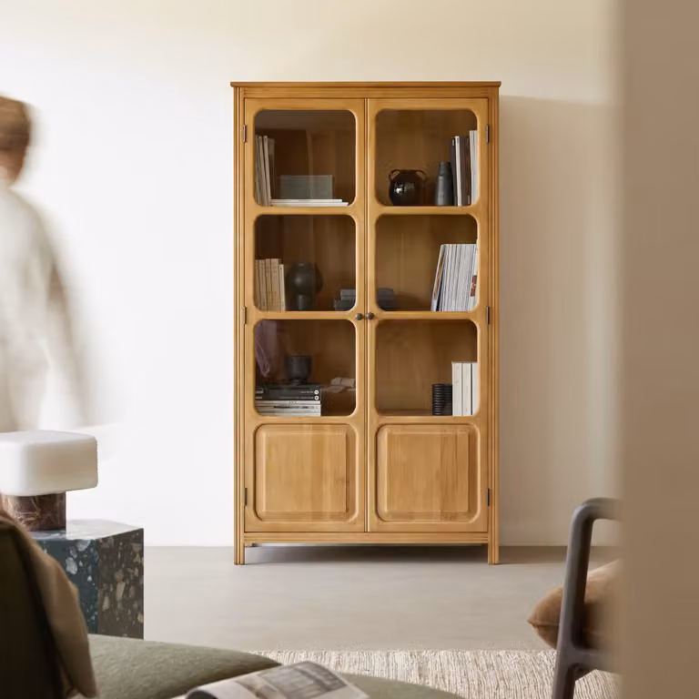 Tikamoon Moderne Kast van Massief Eikenhout met Glazen Deuren en Interne Planken - Bruin