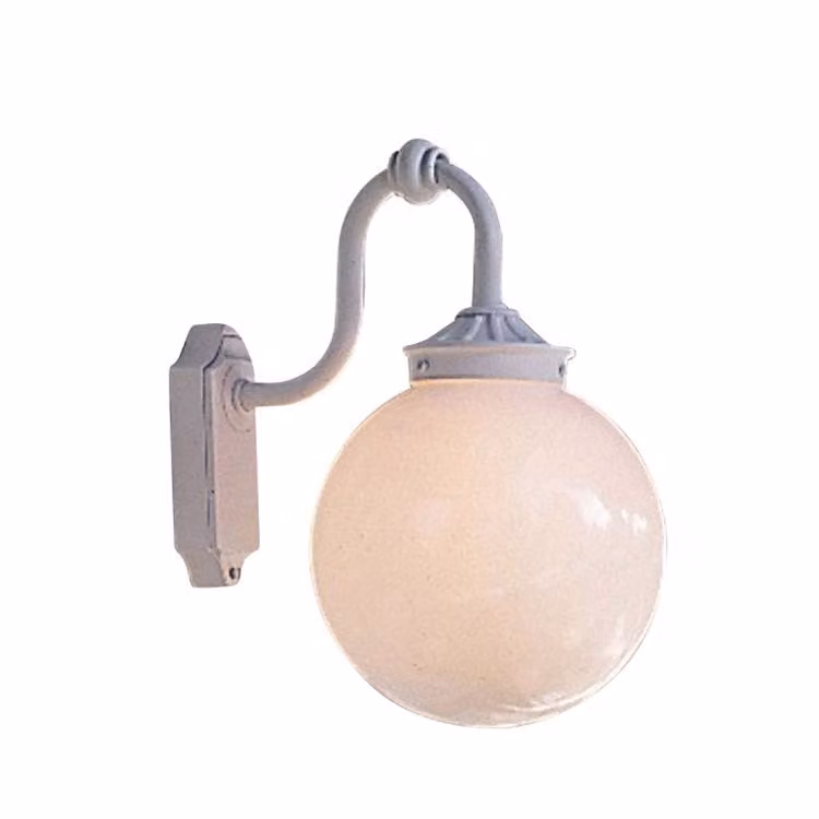 Konstsmide Arcturus wandlamp voor de tuin in wit met glazen bol en aluminium behuizing