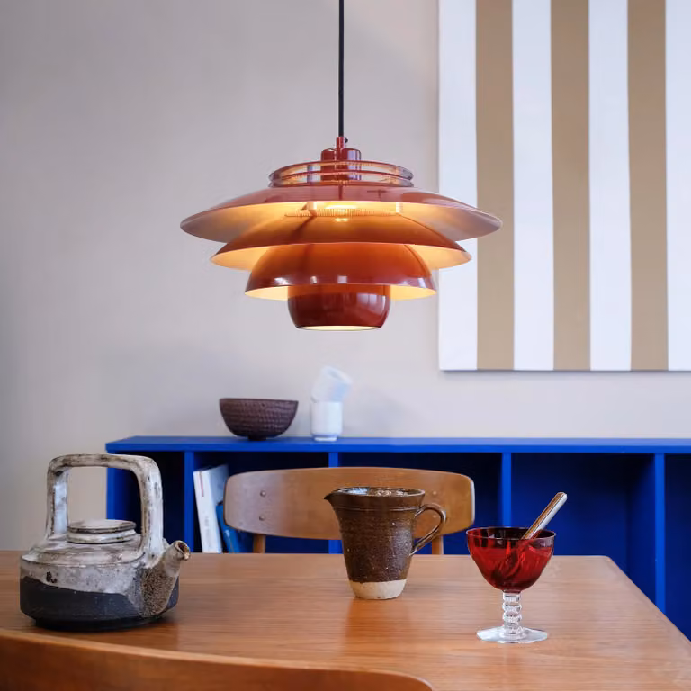 Ejka Hanglamp Dark Red van Dyberg Larsen - Ronde Metalen Designerlamp voor Woonkamer, Keuken of Eetkamer