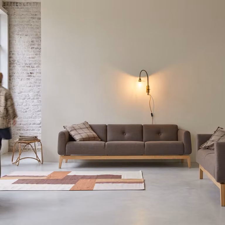 Tikamoon Bjorn 3-zitsbank van massief eikenhout met bruine stoffen bekleding